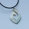 Pendentif en nacre gravé hameçon