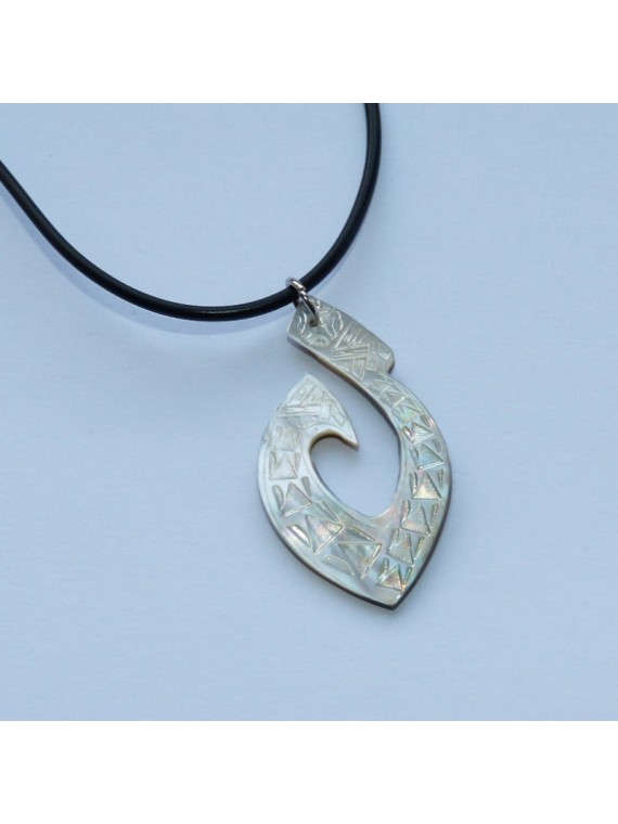 Pendentif en nacre gravé hameçon