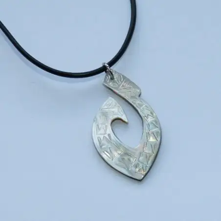 Pendentif en nacre gravé hameçon