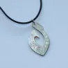 Pendentif en nacre gravé hameçon