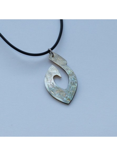 Pendentif en nacre gravé hameçon