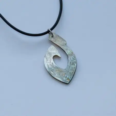 Pendentif en nacre gravé hameçon