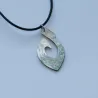 Pendentif en nacre gravé hameçon
