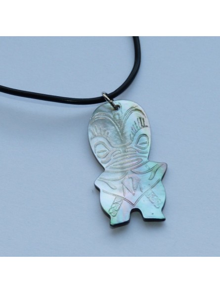 Pendentif en nacre gravée tiki
