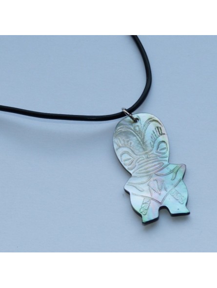 Pendentif en nacre gravée tiki