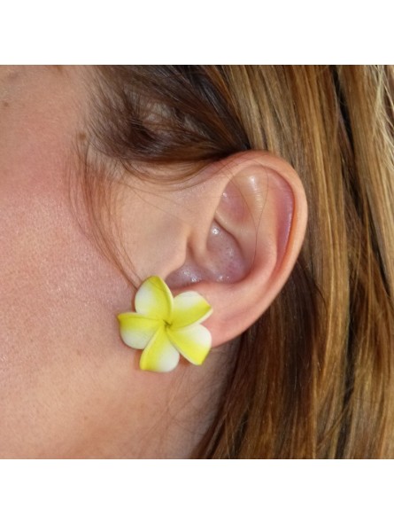 PETITE BOUCLE D OREILLE FLEUR